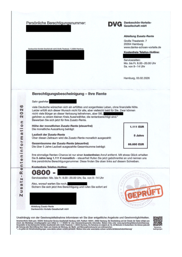 Werbeschreiben der „DVG Dankeschön-Vorteils-Gesellschaft mbH“ mit dem Titel „Berechtigungsbescheinigung – Ihre Rente“, das optisch wie ein offizieller Bescheid gestaltet ist und Gewinnchancen auf eine monatliche Zusatzrente bewirbt. Dazu nutzt der Brief einen großen orangefarbenen Stempel unten rechts mit der Aufschrift „GEPRÜFT – RENTENBERECHTIGUNG“, um einen behördlichen Charakter zu imitieren. Der Text spricht den Empfänger als einen von wenigen „Auserwählten“ an, die eine „Zusatz-Rente“ erhalten könnten. In einer Tabelle werden Werte aufgeführt: 1.111 EUR monatlich über 5 Jahre, was eine Gesamtsumme von 66.660 EUR ergibt. Der Empfänger wird aufgefordert, eine kostenfreie 0800-Nummer anzurufen, um seine Berechtigung zu sichern.