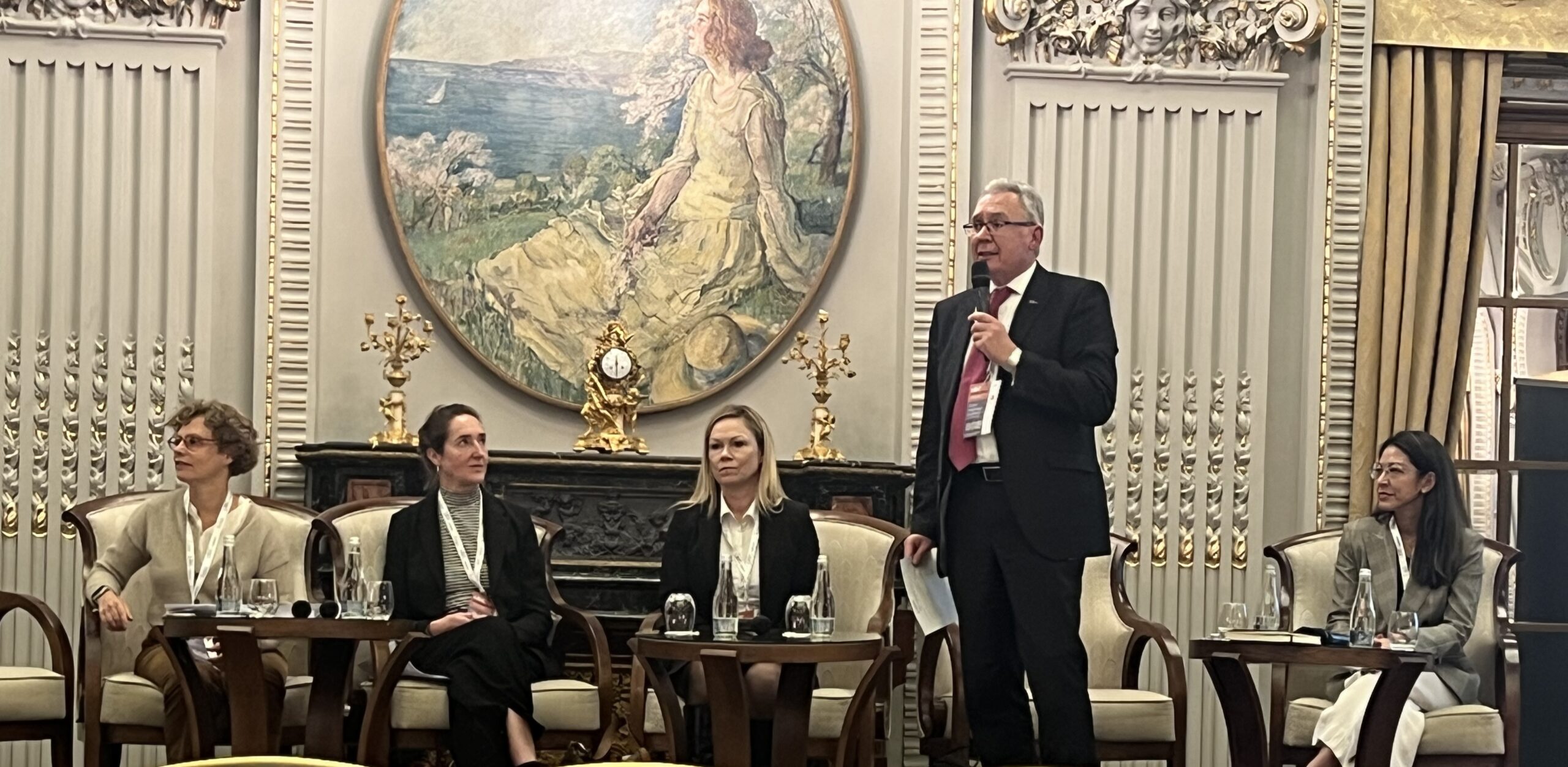 Personen bei Panel-Diskussion der Liga 2026 in Bukarest