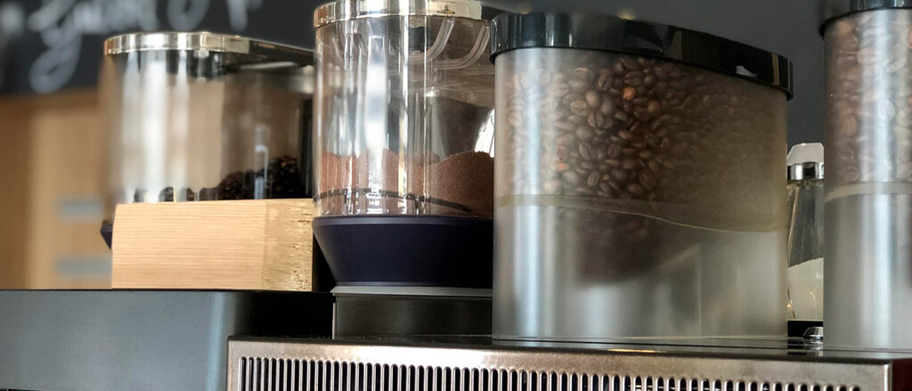 Vier Kaffeebohnenbehälter von Kaffeevollautomaten