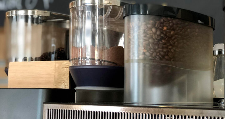 Vier Kaffeebohnenbehälter von Kaffeevollautomaten