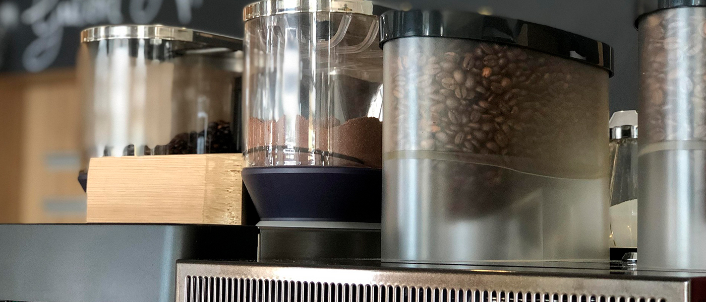 Vier Kaffeebohnenbehälter von Kaffeevollautomaten