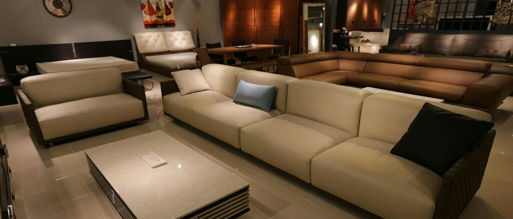 Etage im Moebelhaus mit Sofas und Sesseln und Couchtischen.