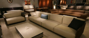 Etage im Moebelhaus mit Sofas und Sesseln und Couchtischen.