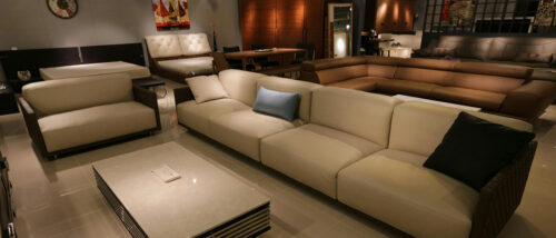 Etage im Moebelhaus mit Sofas und Sesseln und Couchtischen.