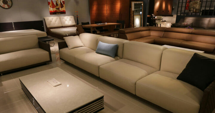 Etage im Moebelhaus mit Sofas und Sesseln und Couchtischen.