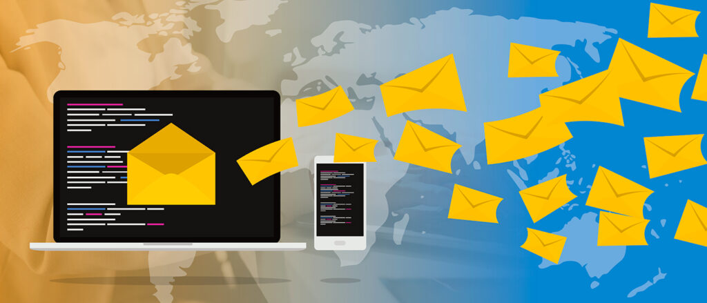 Illustration eines Laptops und Smartphones, aus denen gelbe Umschläge als Symbol für den Versand von Newsletter fliegen.