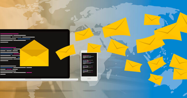 Illustration eines Laptops und Smartphones, aus denen gelbe Umschläge als Symbol für den Versand von Newsletter fliegen.
