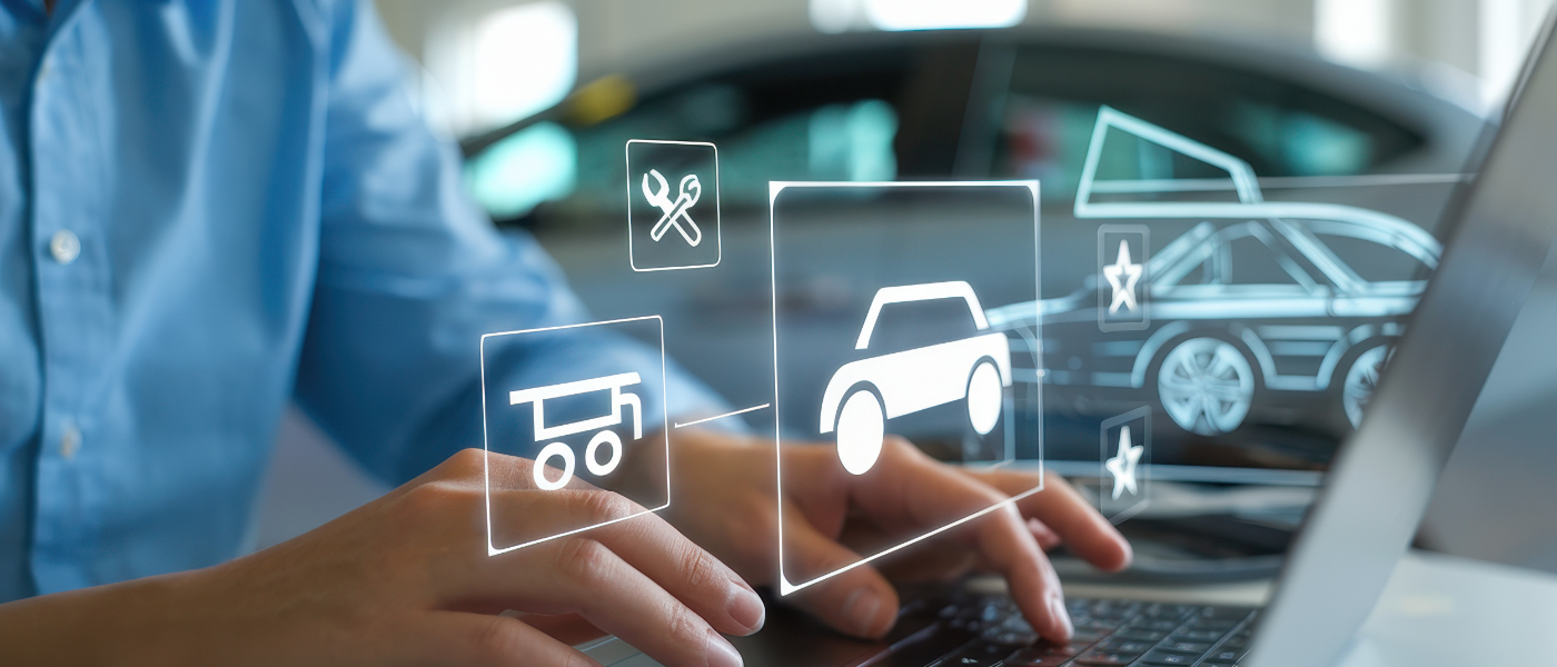 Ein Auto online kaufen: Person tippt auf Laptop mit eingeblendeten Symbolen für Auto, Werkzeuge, Warenkorb und Bewertung, im Hintergrund ein Auto.