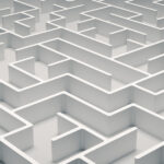 Dreidimensionales weißes Labyrinth mit hohen Wänden.