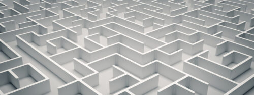 Dreidimensionales weißes Labyrinth mit hohen Wänden.