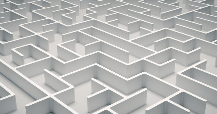 Dreidimensionales weißes Labyrinth mit hohen Wänden.