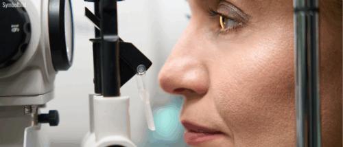 Frau macht Sehtest / Augenscreening an einer Maschine.