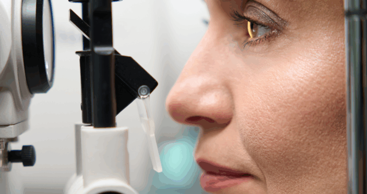 Frau macht Sehtest / Augenscreening an einer Maschine.