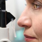 Frau macht Sehtest an einer Maschine