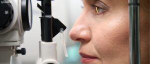 Frau macht Sehtest an einer Maschine