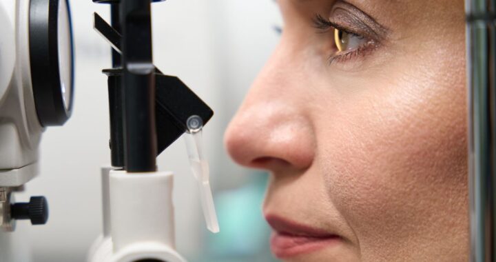 Frau macht Sehtest an einer Maschine