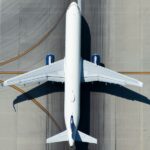 Flugzeug von oben fotografiert fährt auf Rollfeld entlang