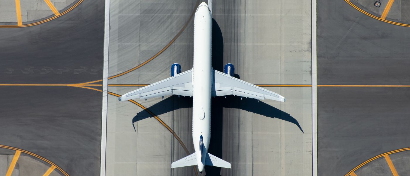 Flugzeug von oben fotografiert fährt auf Rollfeld entlang