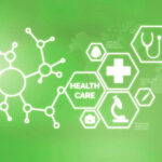 Ein Arzt mit Stethoskop steht vor grünem Hintergrund mit medizinischen Symbolen und dem Schriftzug „HEALTH CARE“