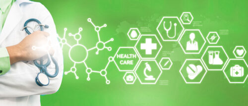 Ein Arzt mit Stethoskop steht vor grünem Hintergrund mit medizinischen Symbolen und dem Schriftzug „HEALTH CARE“