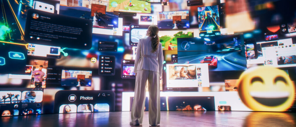 Eine Frau steht vor einer riesigen, futuristischen Medienwand, die mit Social-Media-Inhalten, Videos und Emojis gefüllt ist.