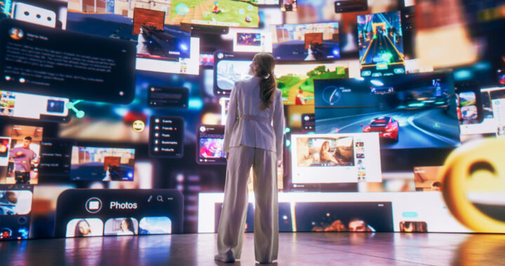 Eine Frau steht vor einer riesigen, futuristischen Medienwand, die mit Social-Media-Inhalten, Videos und Emojis gefüllt ist.