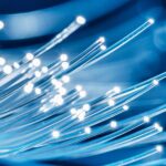 Zahlreiche Glasfasern vor blauem Hintergrund