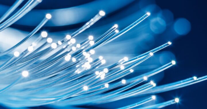 Zahlreiche Glasfasern vor blauem Hintergrund