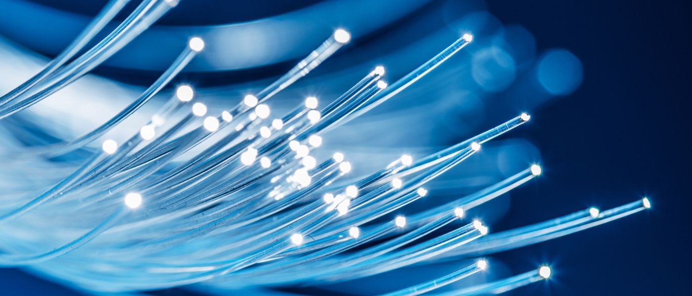 Zahlreiche Glasfasern vor blauem Hintergrund