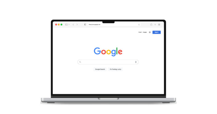 Ein moderner Laptop in der Frontalansicht vor einem weißen Hintergrund. Auf dem Bildschirm ist die Google-Startseite in einem Webbrowser geöffnet, inklusive des Google-Logos, des Suchfelds und der Schaltflächen „Google-Suche“ und „Auf gut Glück!“.