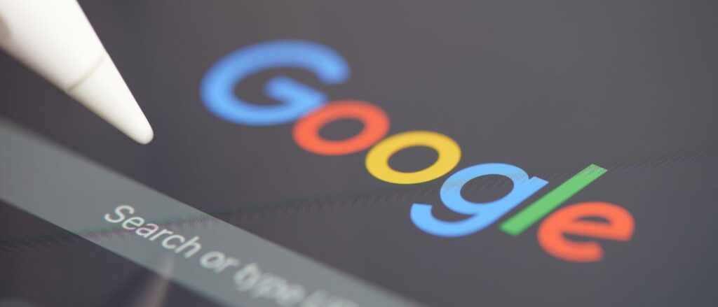 Nahaufnahme eines Tabletbildschirms mit dem Google-Logo und einem digitalen Eingabestift.