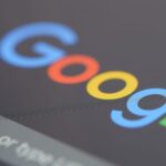 Nahaufnahme eines Tabletbildschirms mit dem Google-Logo und einem digitalen Eingabestift.