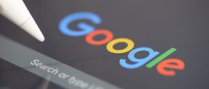 Nahaufnahme eines Tabletbildschirms mit dem Google-Logo und einem digitalen Eingabestift.