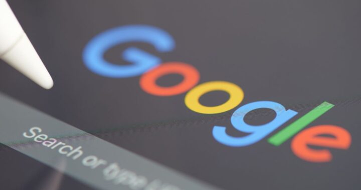 Nahaufnahme eines Tabletbildschirms mit dem Google-Logo und einem digitalen Eingabestift.