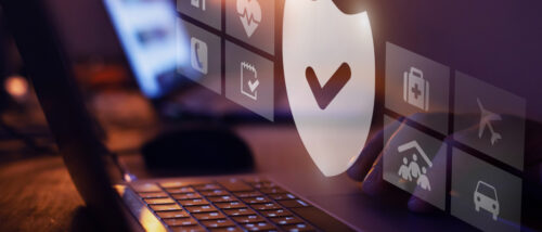 Ein Laptop mit darüber schwebenden digitalen Icons für Versicherungen (Haus, Gesundheit, Auto, Reise) und einem zentralen Schutzschild-Symbol mit Haken.