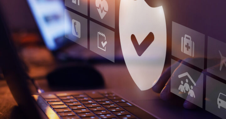 Ein Laptop mit darüber schwebenden digitalen Icons für Versicherungen (Haus, Gesundheit, Auto, Reise) und einem zentralen Schutzschild-Symbol mit Haken.