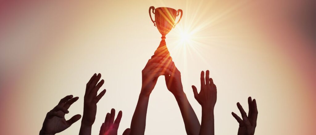 Hand hebt Pokal hoch