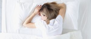 Frau liegt schlafend im Bett
