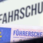 Stilisierte Darstellung eines Kartenführerscheins sowie einer Außenreklame.