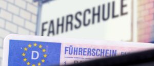 Stilisierte Darstellung eines Kartenführerscheins sowie einer Außenreklame.