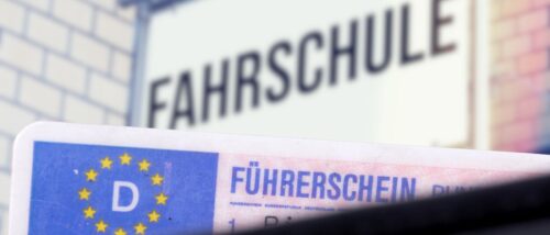 Stilisierte Darstellung eines Kartenführerscheins sowie einer Außenreklame.