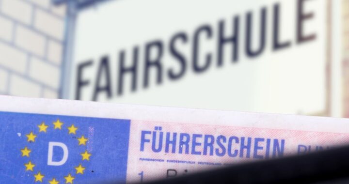 Stilisierte Darstellung eines Kartenführerscheins sowie einer Außenreklame.