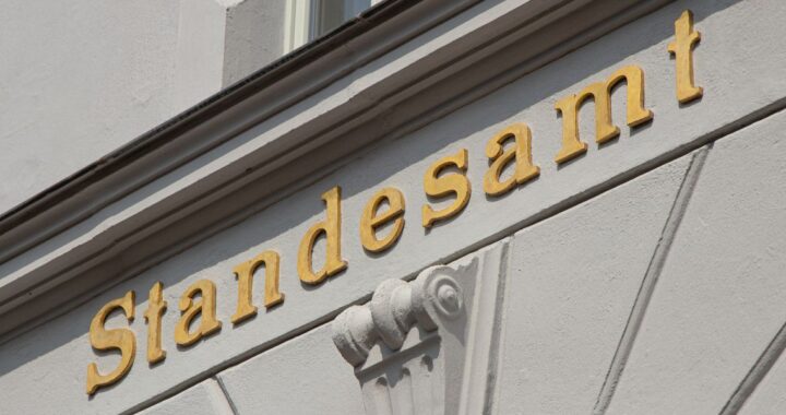 Amtsbezeichnung 'Standesamt' auf einem Gebäude
