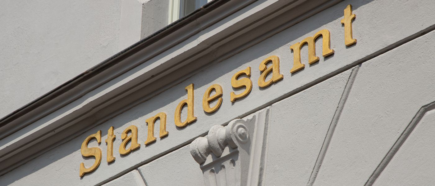 Amtsbezeichnung 'Standesamt' auf einem Gebäude