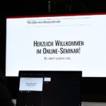 Frau blickt auf Bildschirm, der Präsentation anzeigt