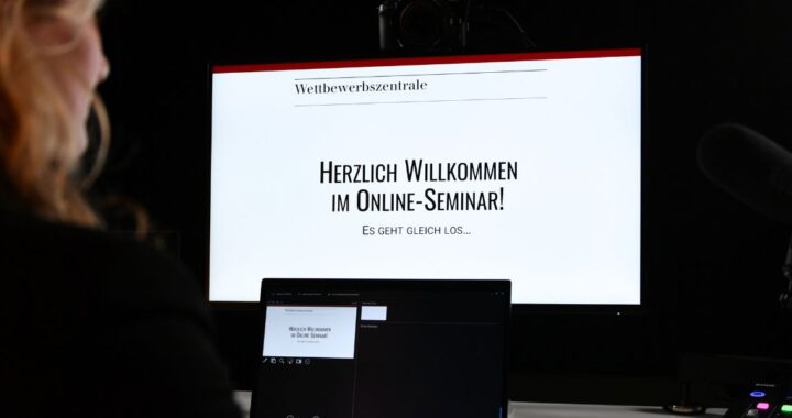 Frau blickt auf Bildschirm, der Präsentation anzeigt