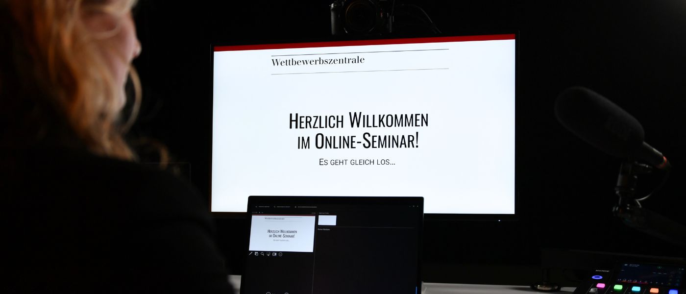 Frau blickt auf Bildschirm, der Präsentation anzeigt