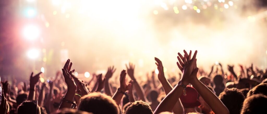 Personen klatschen bei einem Konzert oder einer Party