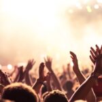 Personen klatschen bei einem Konzert oder einer Party