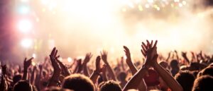 Personen klatschen bei einem Konzert oder einer Party